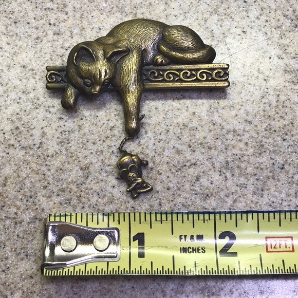 Jewelry - Antique Gold Cat catching Mouse Pin